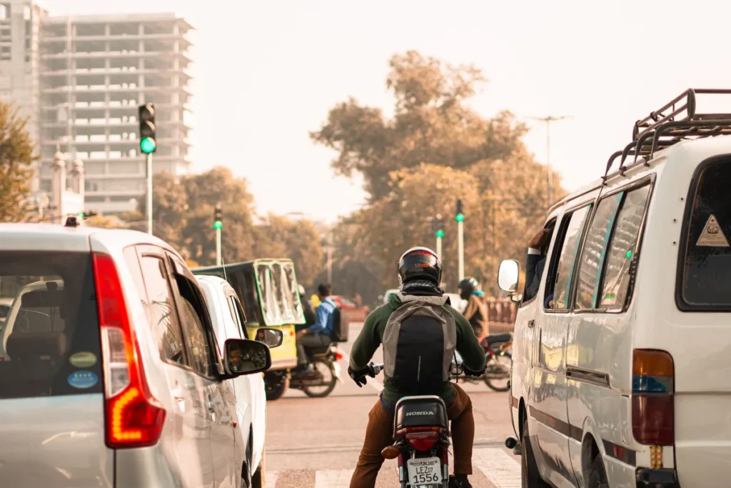 Coches y motos en un cruce de Lahore, Pakistán.