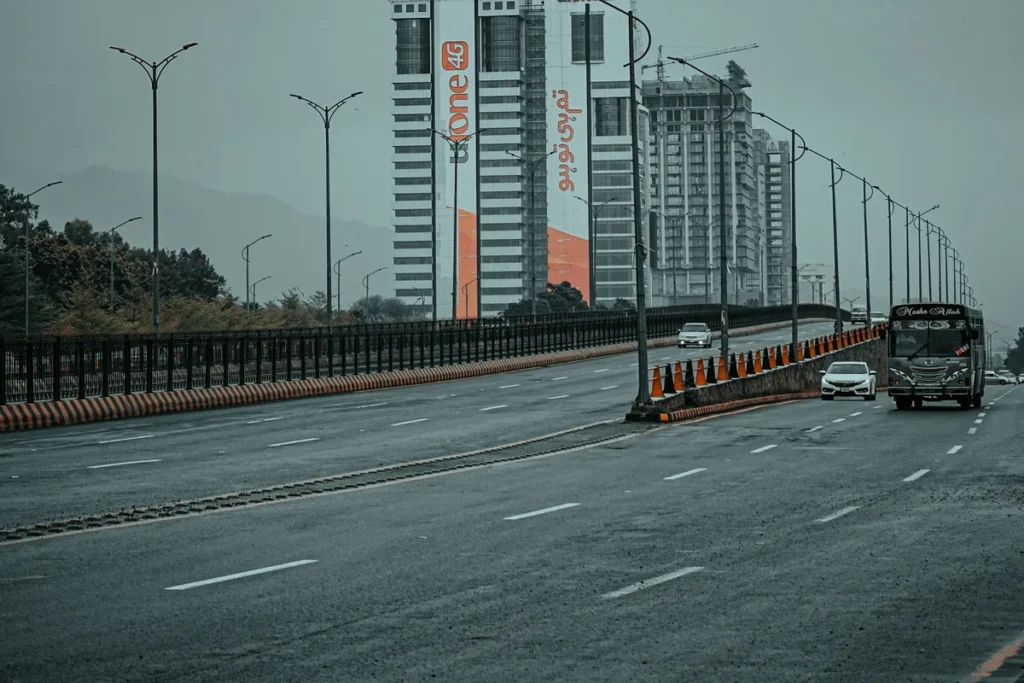 Coches y un autobús en una vía elevada de Islamabad, Pakistán.