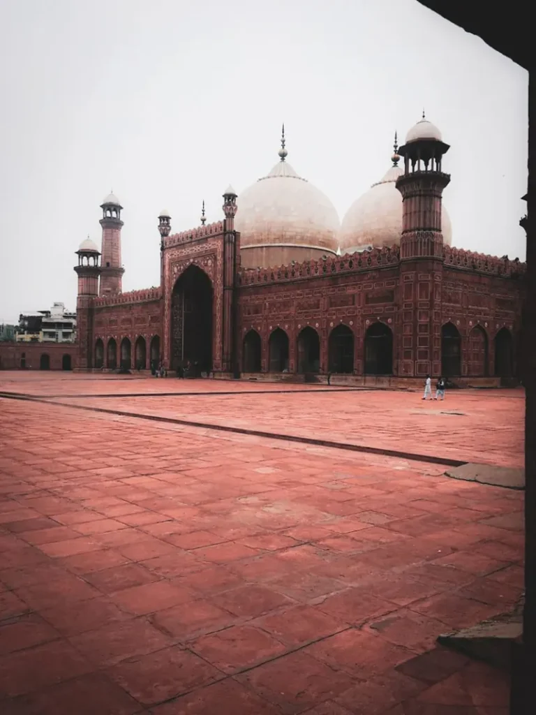 Badshahi-Moschee und Innenhof in Lahore, Pakistan.